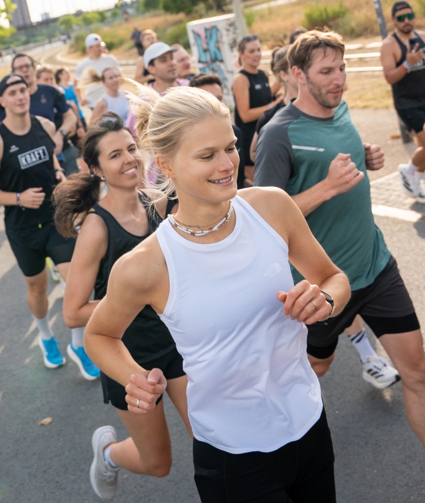 KRAFT Runners Frankfurt beim Intervalltraining im Ostendpark am Mainufer