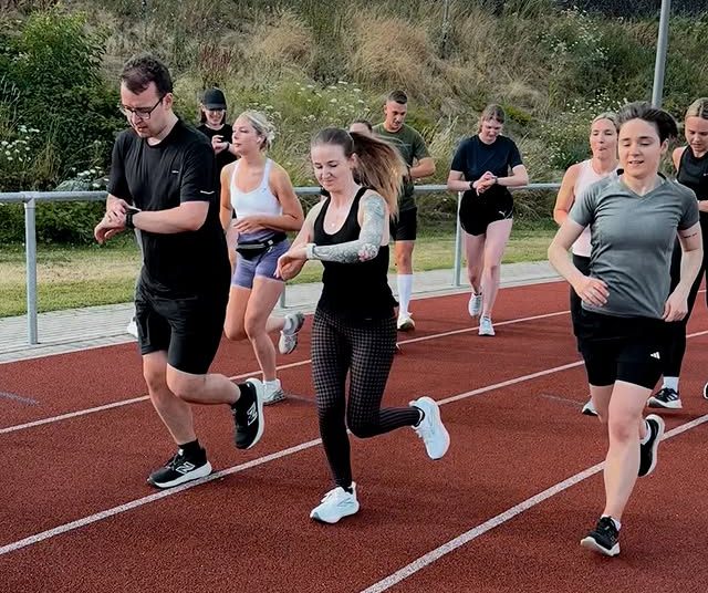 ANOTHER SWEAT CLUB beim Lauftraining auf der Tartanbahn / Running Club Frankfurt