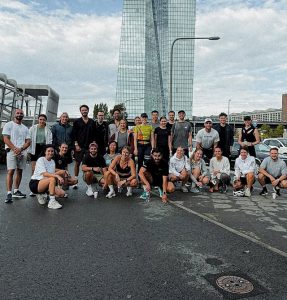 ANOTHER SWEAT CLUB als Laufgruppe vor der EZB in Frankfurt