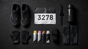 HYROX Kosten Überblick – Wettkampfausrüstung mit Starterbib, Laufschuhen und Trainingshandschuhen.